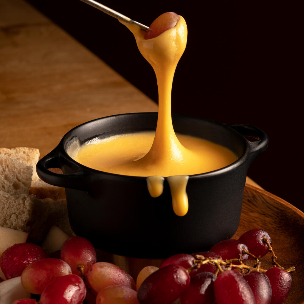 Ema Datshi Fondue A Doman-Ishgardian fusion, this delicacy comes complete with an assortment of foods to slather in delicious, spicy, dripping cheese.